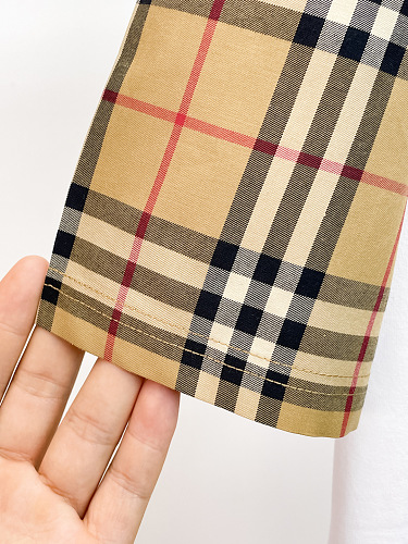 T-Shirt Burberry mit Karoärmeln, zwei Farben 13