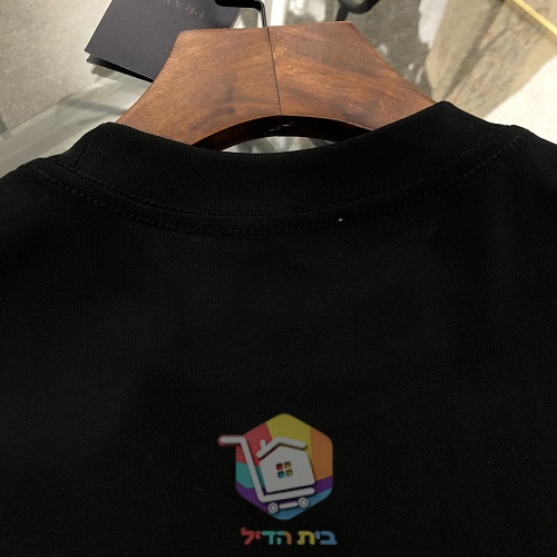 PRADA T-Shirt mit Dreieck-Logo 4