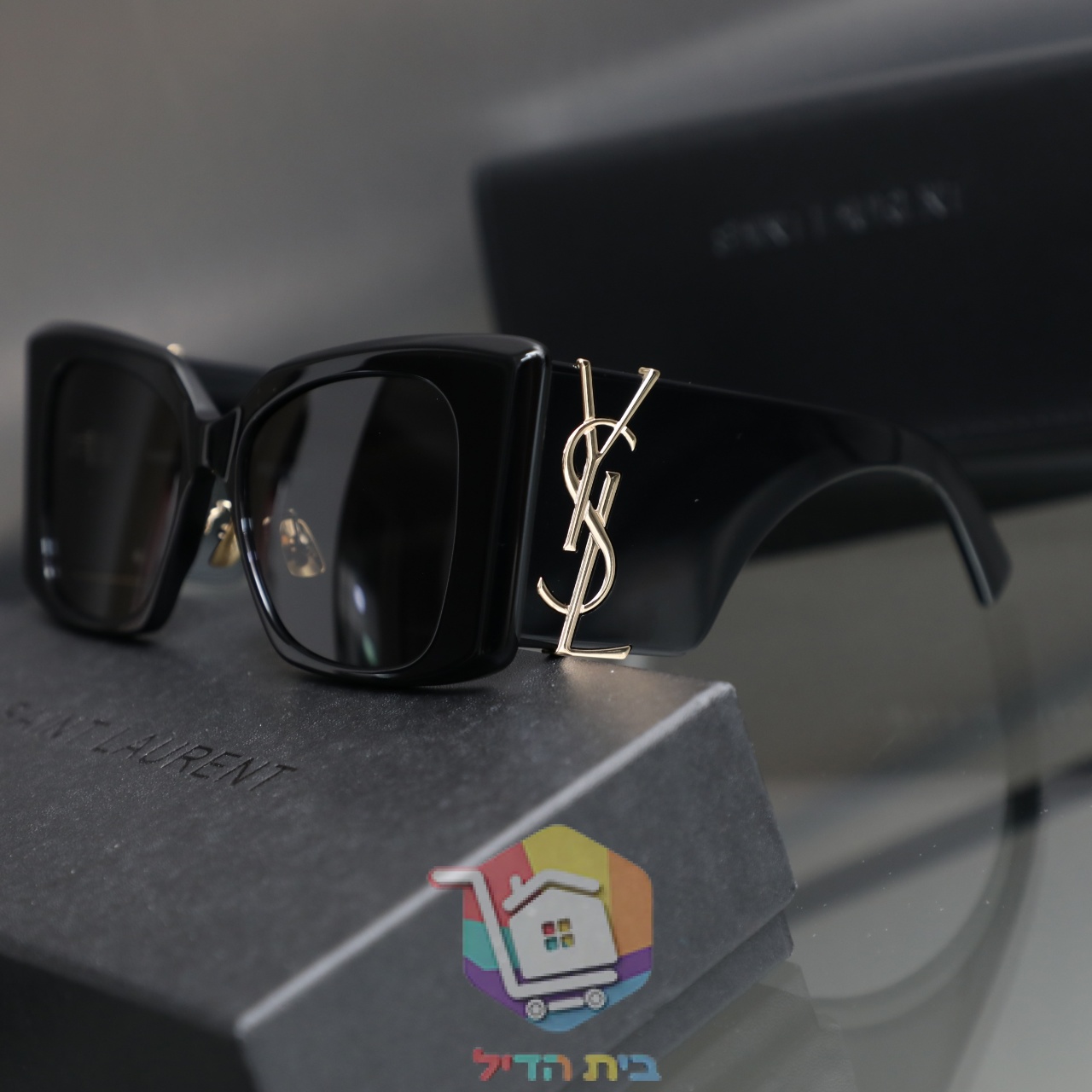Saint Laurent Sonnenbrille mit YSL-Logo am Bügel
