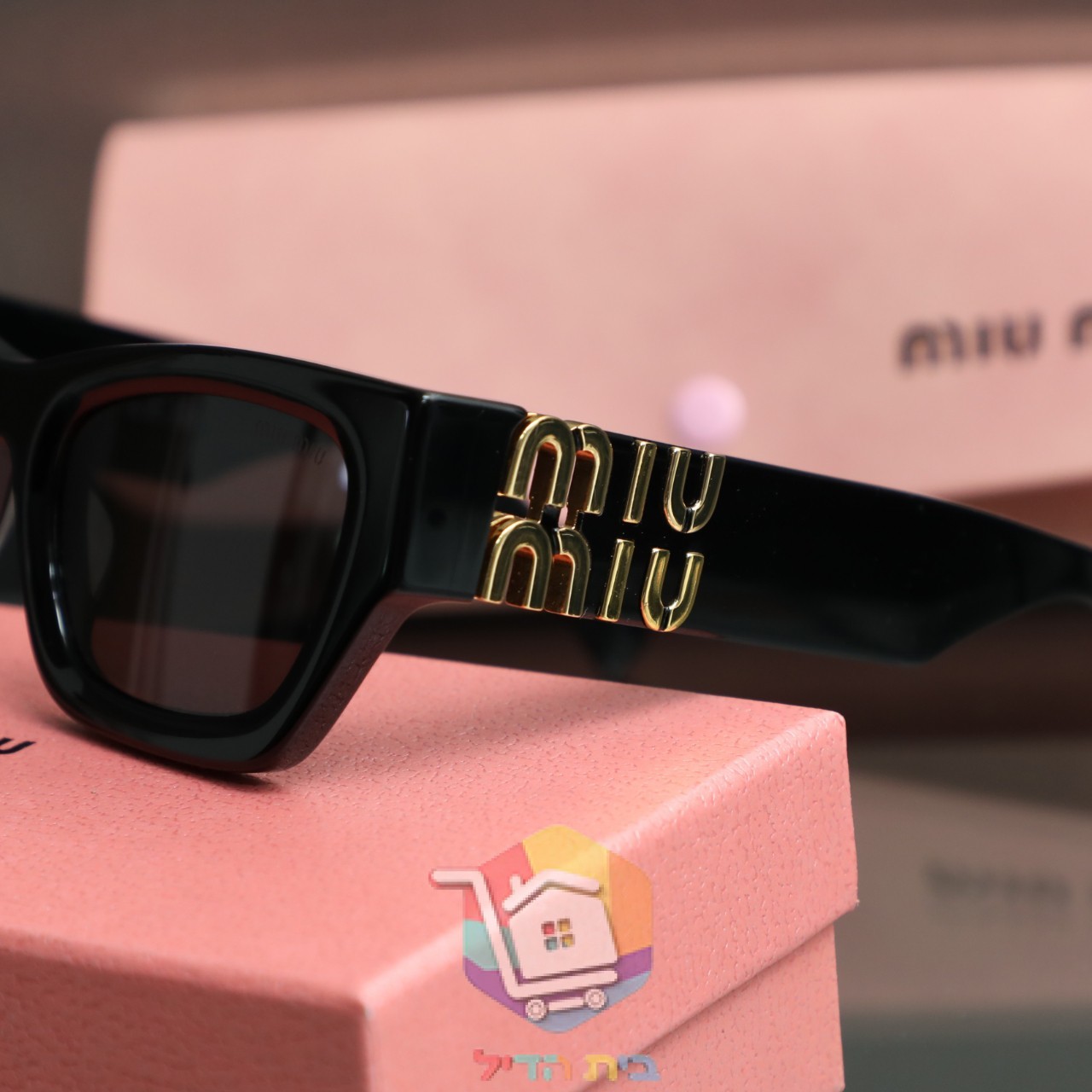 Miu Miu Sonnenbrille mit goldfarbenem Logo am Bügel