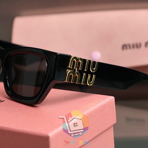 Miu Miu Sonnenbrille mit goldfarbenem Logo am Bügel