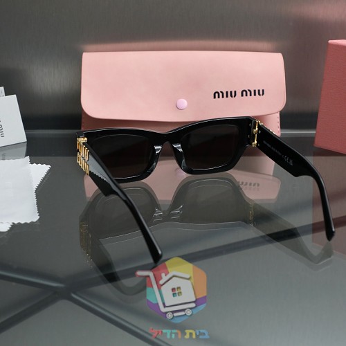 Miu Miu Sonnenbrille mit goldfarbenem Logo am Bügel 3