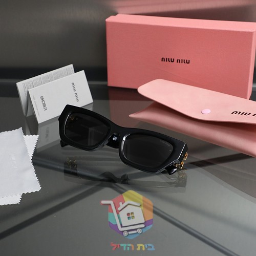Miu Miu Sonnenbrille mit goldfarbenem Logo am Bügel 4