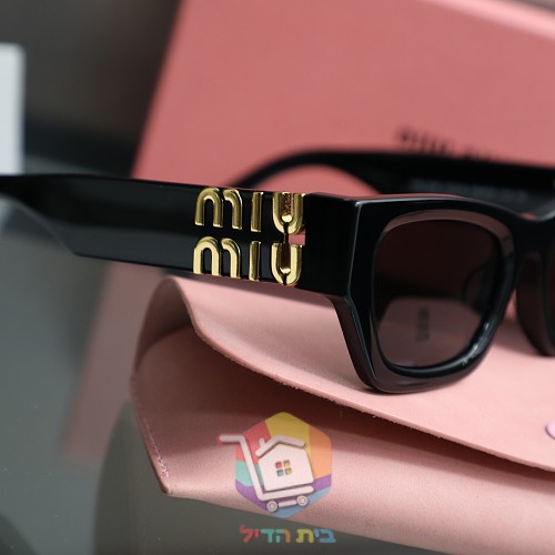 Miu Miu Sonnenbrille mit goldfarbenem Logo am Bügel 7