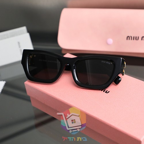 Miu Miu Sonnenbrille mit goldfarbenem Logo am Bügel 8