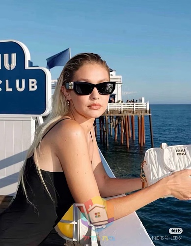 Miu Miu Sonnenbrille mit goldfarbenem Logo am Bügel 9