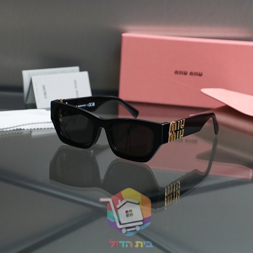 Miu Miu Sonnenbrille mit goldfarbenem Logo am Bügel 13