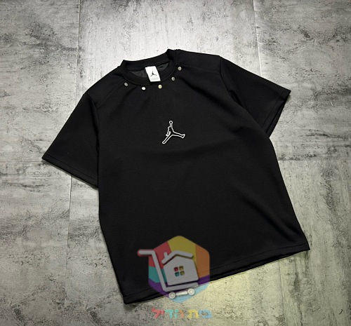 Jordan T-Shirt mit Jumpman-Logo und Nieten am Halsausschnitt