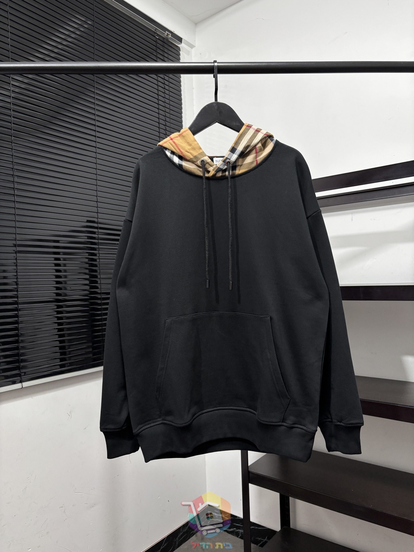 Burberry Hoodie mit karogefütterter Kapuze, Schwarz, Weiß oder Camel