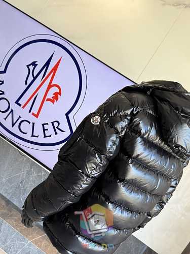Steppjacke Moncler in glänzendem Schwarz 10