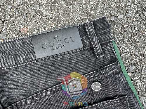 Jeans Gucci mit Seitenstreifen in zwei Farben 18