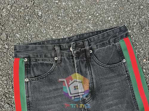 Jeans Gucci mit Seitenstreifen in zwei Farben 24