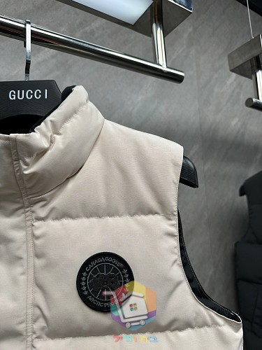 וסט פוך Canada Goose, שמנת, שחור 34