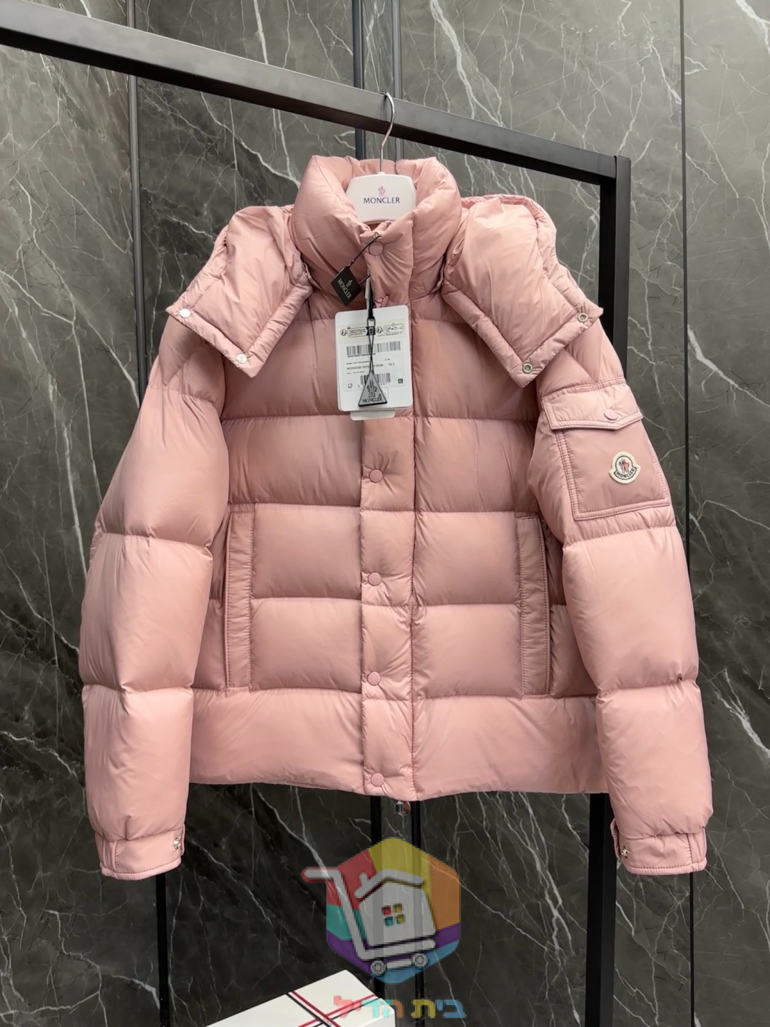 ז'קט פוך Moncler Maya 70 עם קפוצ'ון בשלושה גוונים