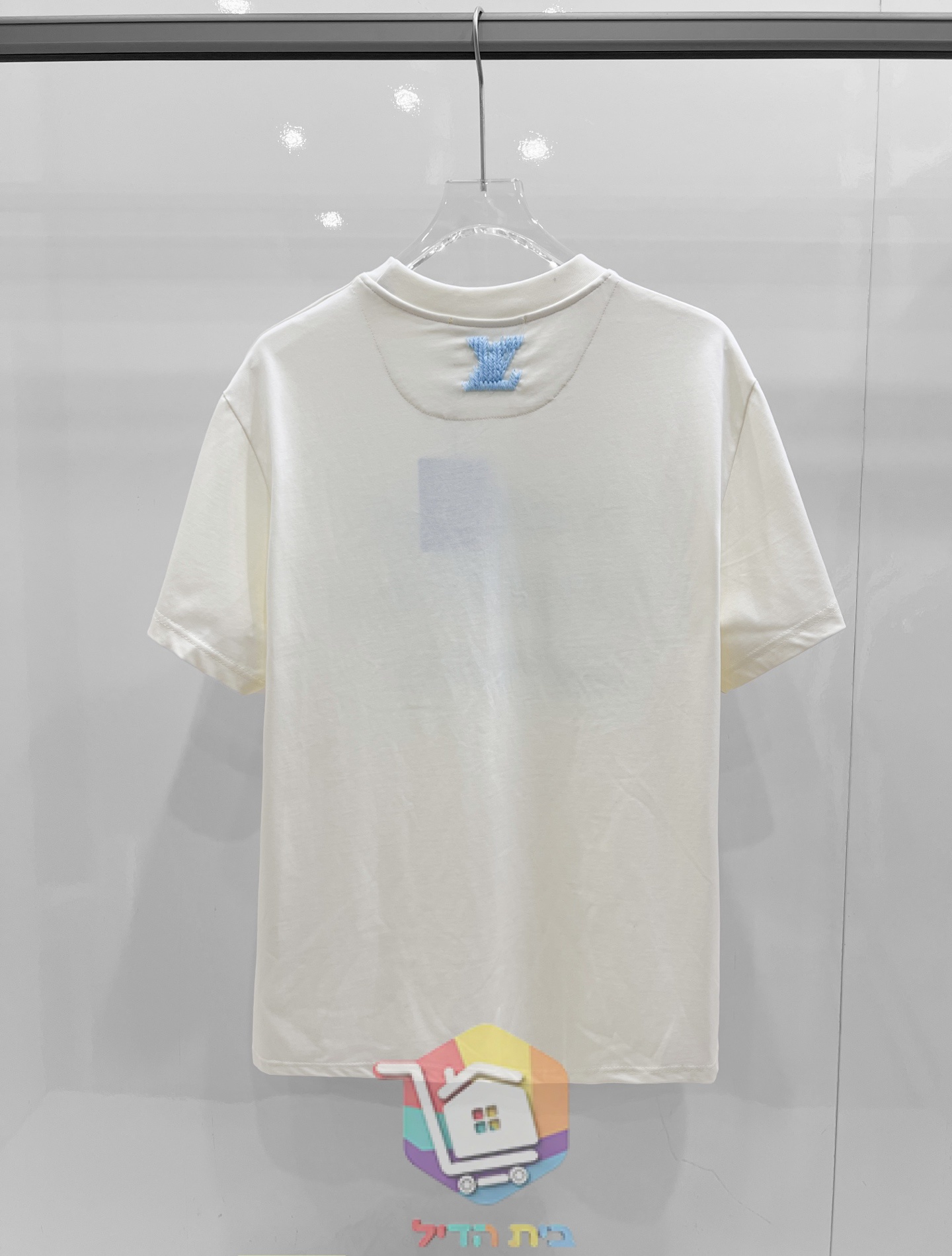 חולצת טי Louis Vuitton עם כיתוב כחול, שמנת