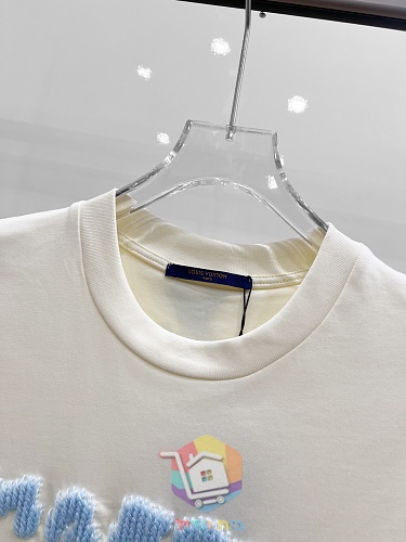 חולצת טי Louis Vuitton עם כיתוב כחול, שמנת 4