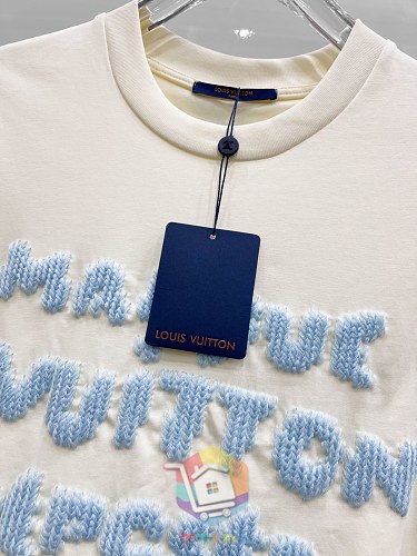 חולצת טי Louis Vuitton עם כיתוב כחול, שמנת 5
