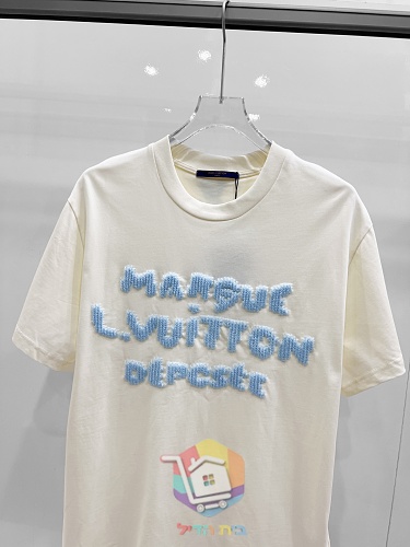 חולצת טי Louis Vuitton עם כיתוב כחול, שמנת 6