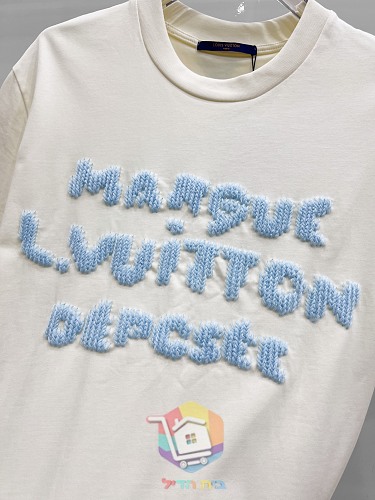 חולצת טי Louis Vuitton עם כיתוב כחול, שמנת 8
