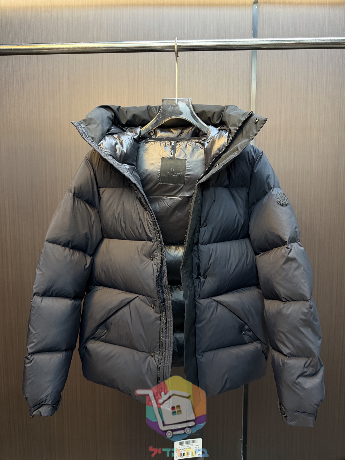 Piumino con cappuccio Moncler Madeira, nero o grigio scuro