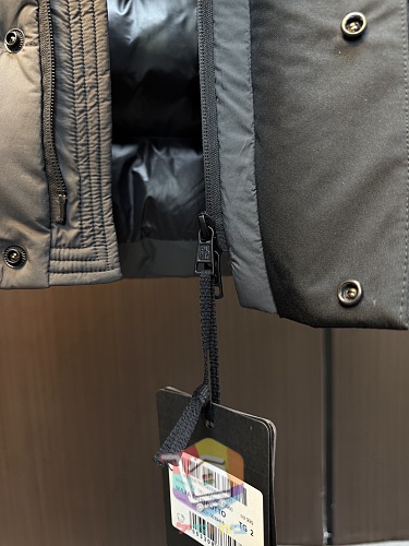 Piumino con cappuccio Moncler Madeira, nero o grigio scuro 15