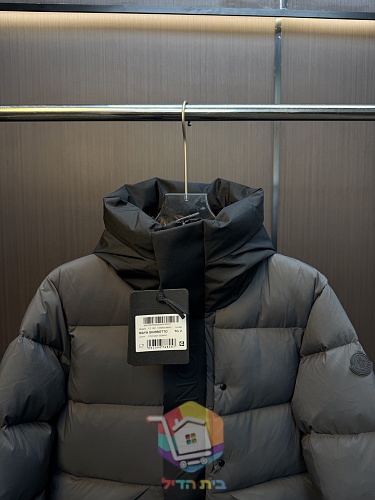 Piumino con cappuccio Moncler Madeira, nero o grigio scuro 20