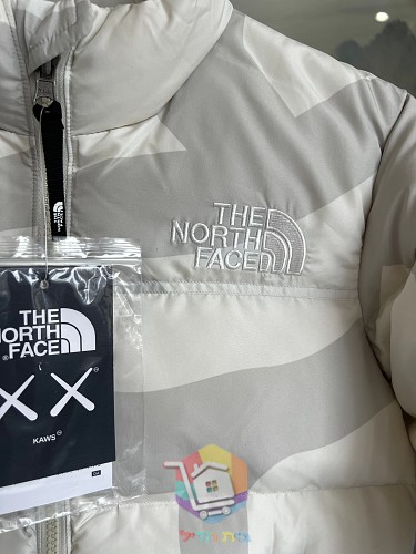 Piumino KAWS x The North Face Retro 1996 Nuptse mimetico, quattro colorazioni 6