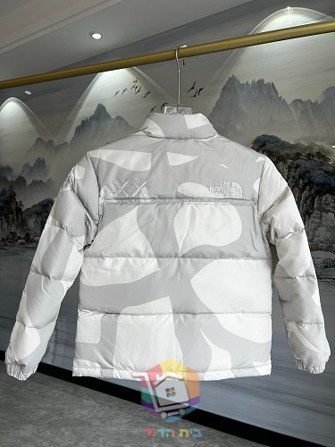 Piumino KAWS x The North Face Retro 1996 Nuptse mimetico, quattro colorazioni 7