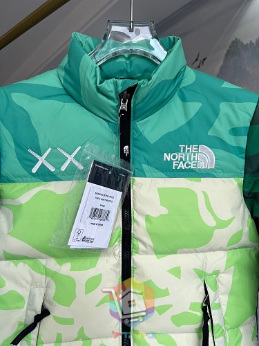 Piumino KAWS x The North Face Retro 1996 Nuptse mimetico, quattro colorazioni 11