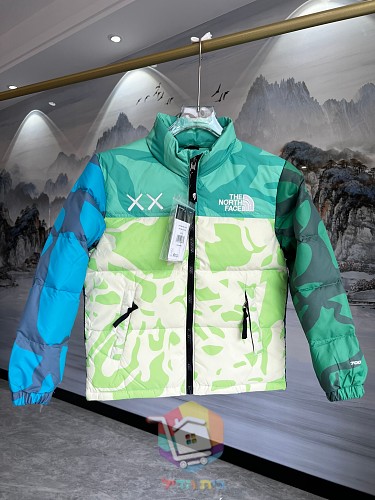 Piumino KAWS x The North Face Retro 1996 Nuptse mimetico, quattro colorazioni 15