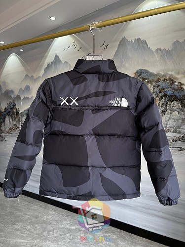 Piumino KAWS x The North Face Retro 1996 Nuptse mimetico, quattro colorazioni 25