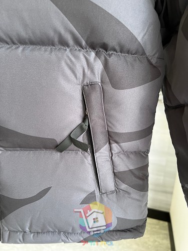 Piumino KAWS x The North Face Retro 1996 Nuptse mimetico, quattro colorazioni 29