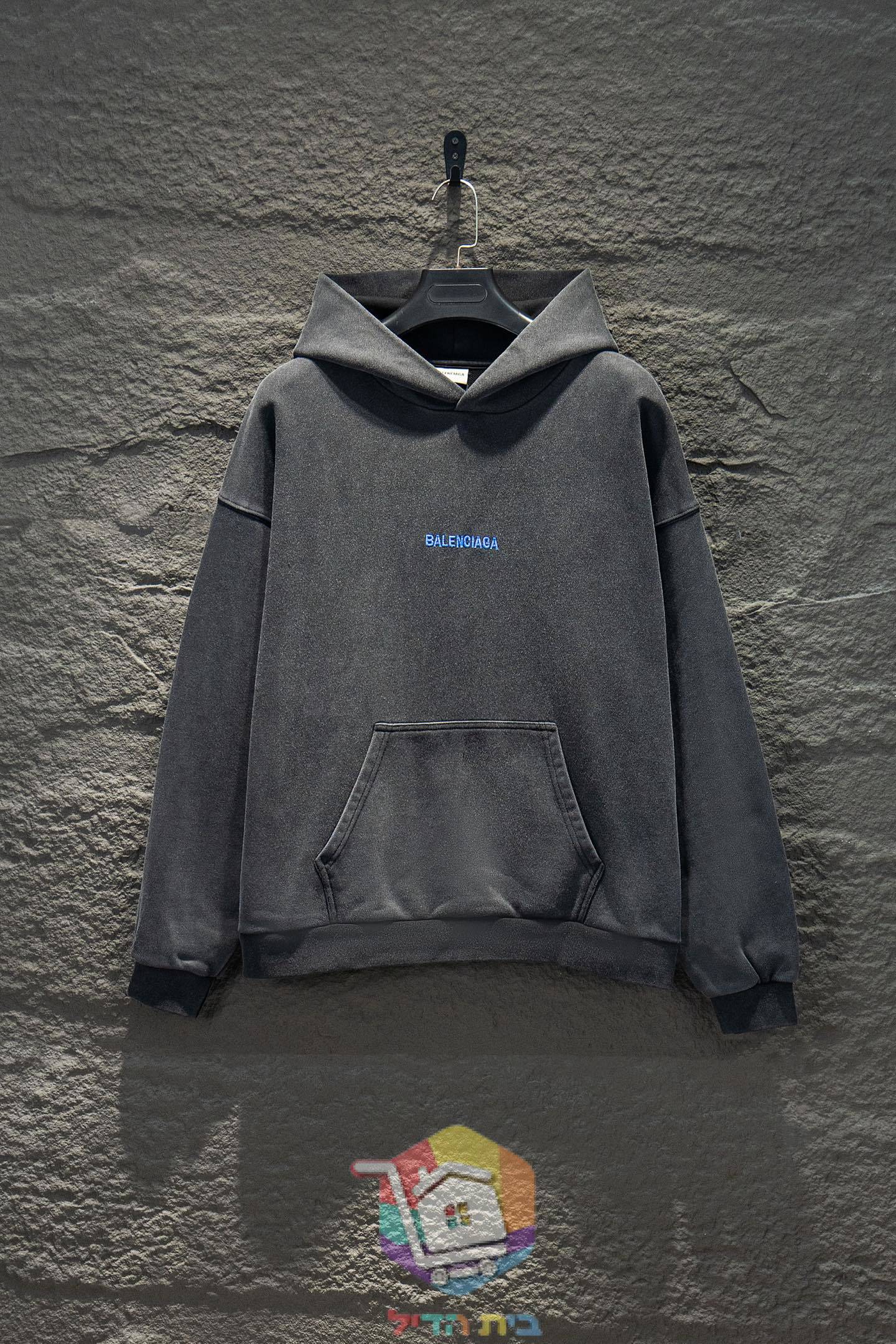 קפוצ'ון Balenciaga בשטיפה ישנה עם לוגו כחול, שחור