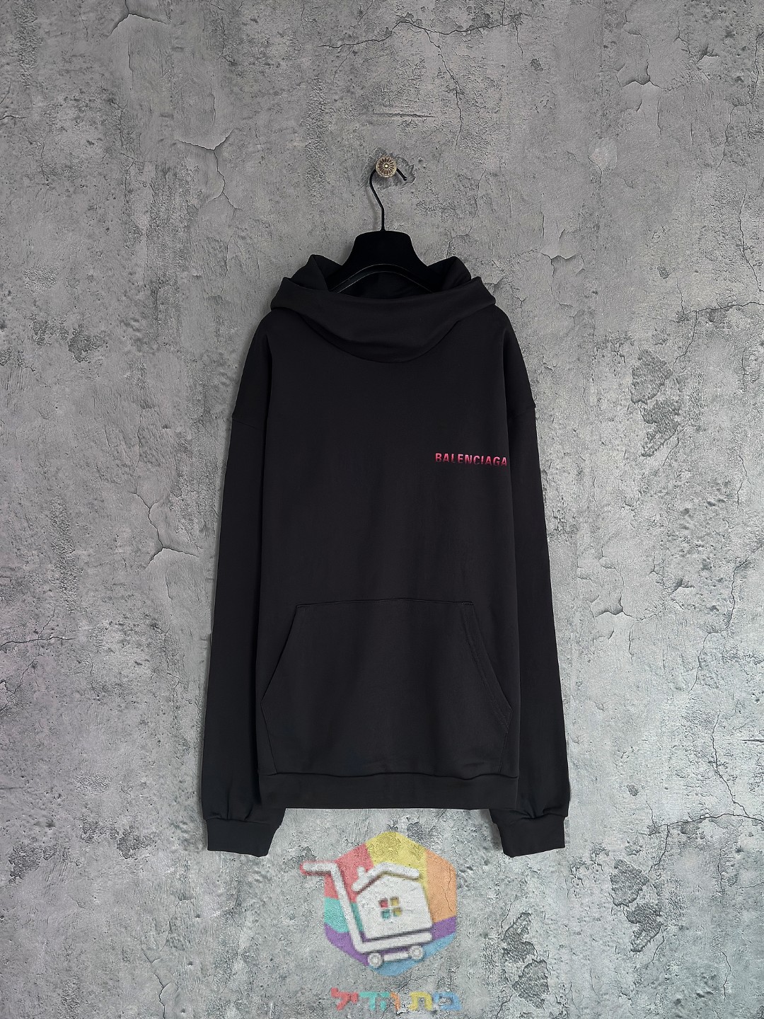 קפוצ'ון Balenciaga עם לוגו בגווני אדום, שחור