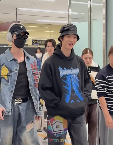 קפוצ'ון Balenciaga עם הדפס ברק, שחור 10