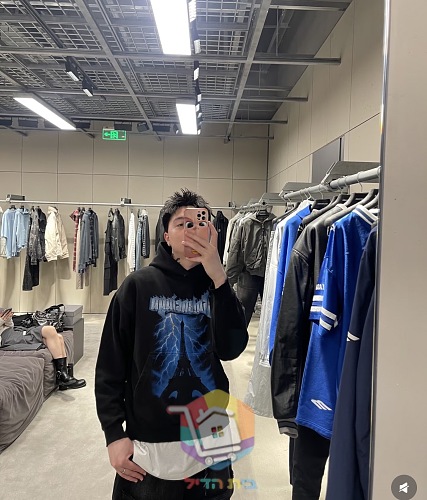קפוצ'ון Balenciaga עם הדפס ברק, שחור 12