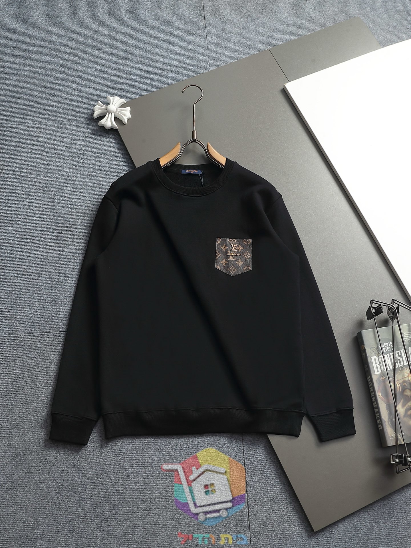 Sweat Louis Vuitton à poche imprimée logo, noir ou blanc