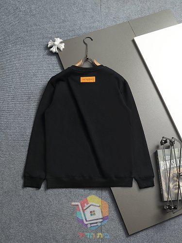Sweat Louis Vuitton à poche imprimée logo, noir ou blanc 1