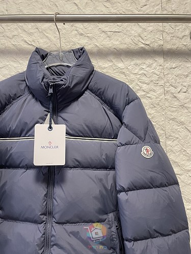 מעיל פוך Moncler Bouvaque עם צווארון עומד ופס בחזה, לבן, כחול כהה או שחור, תמונה 2