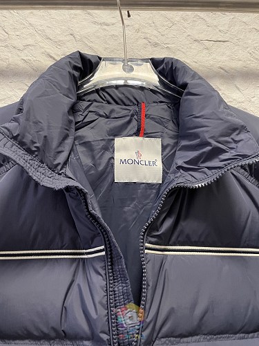 מעיל פוך Moncler Bouvaque עם צווארון עומד ופס בחזה, לבן, כחול כהה או שחור, תמונה 34
