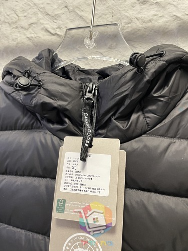 מעיל פוך קל Canada Goose עם ברדס, שמנת, שחור 32