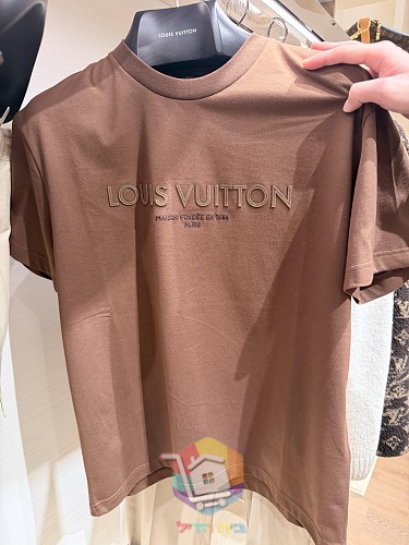 חולצת טי Louis Vuitton עם חתימה תפורה, חום 12