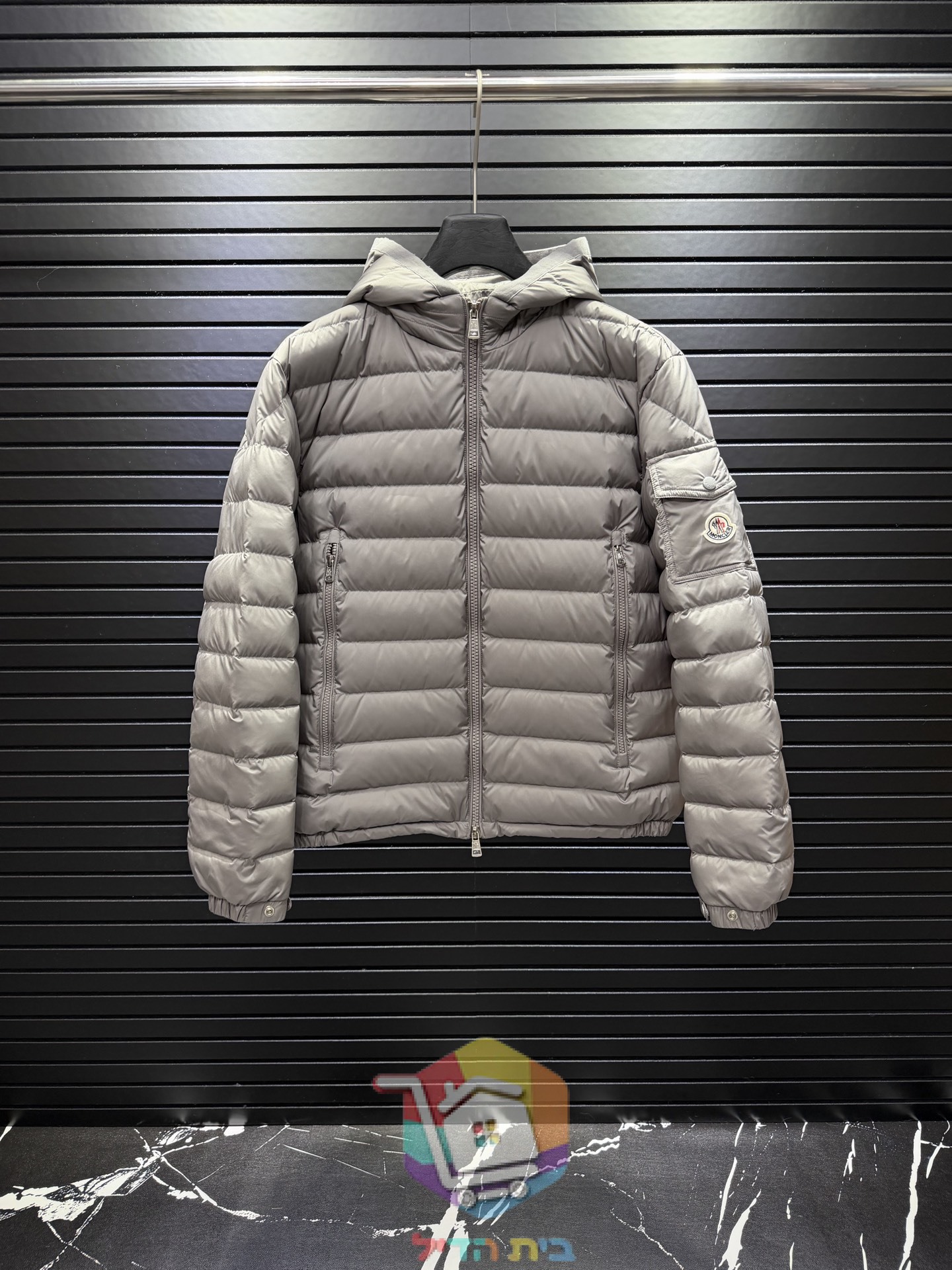 Moncler leichte Daunenjacke mit Kapuze, vier Farben