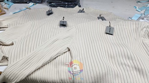 סוודר סריג צלעות Balenciaga עם חצי רוכסן ולוגו בגב, שמנת, תמונה 2