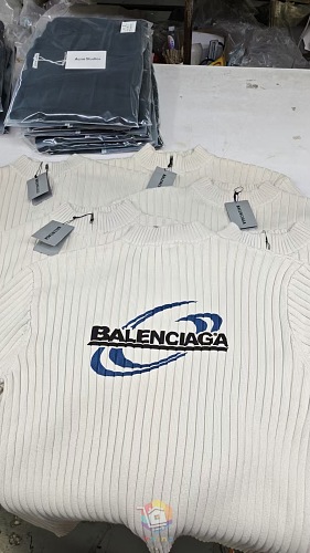 סוודר סריג צלעות Balenciaga עם חצי רוכסן ולוגו בגב, שמנת, תמונה 5