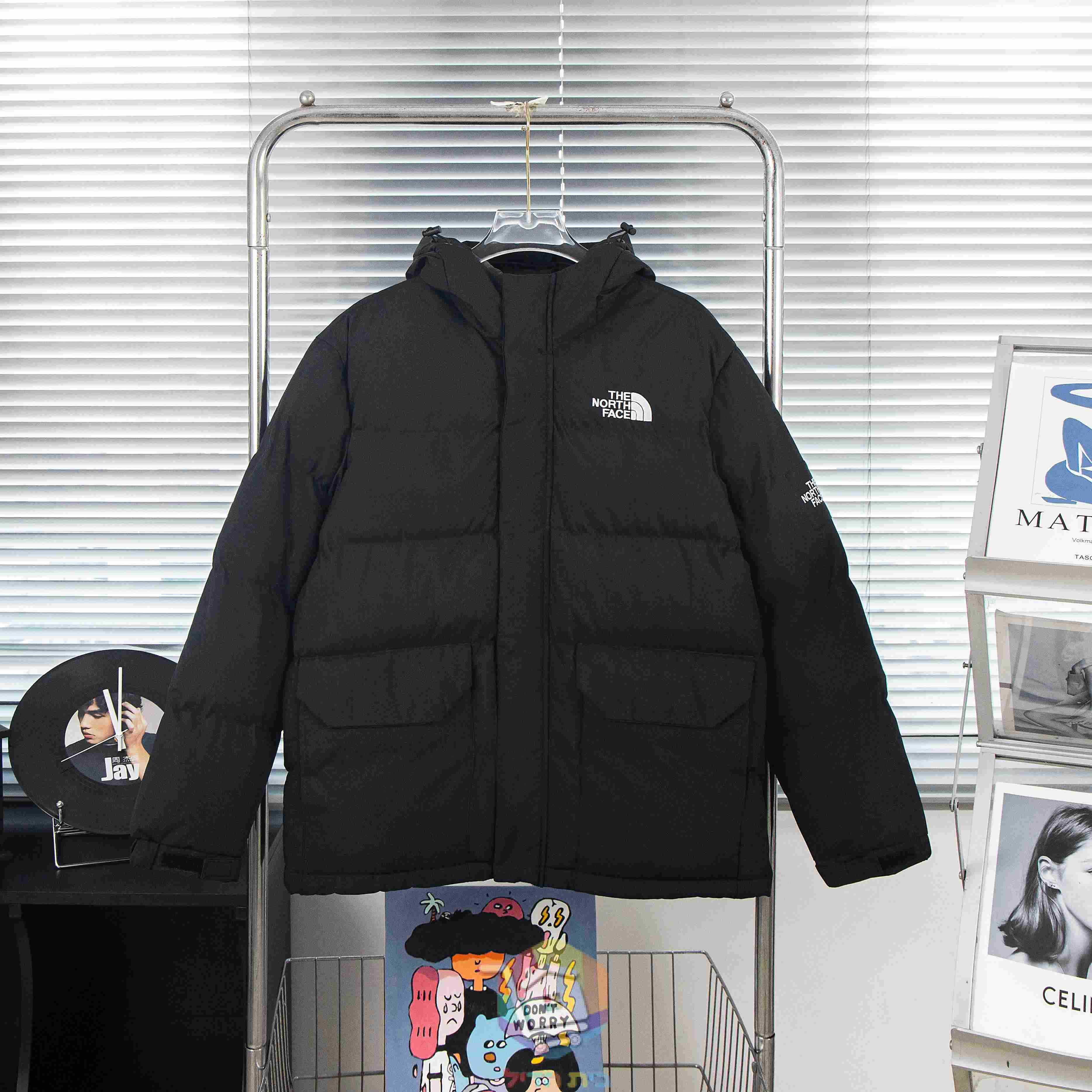 Пуховик The North Face с капюшоном, чёрный, белый или бежевый