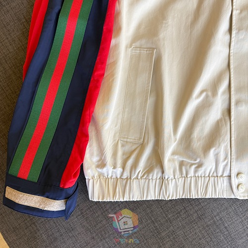 מעיל רוח Gucci עם פסים ירוקים ואדומים בשרוולים ולוגו, שמנת, תמונה 5