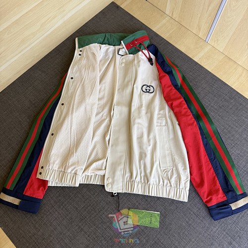 מעיל רוח Gucci עם פסים ירוקים ואדומים בשרוולים ולוגו, שמנת, תמונה 7