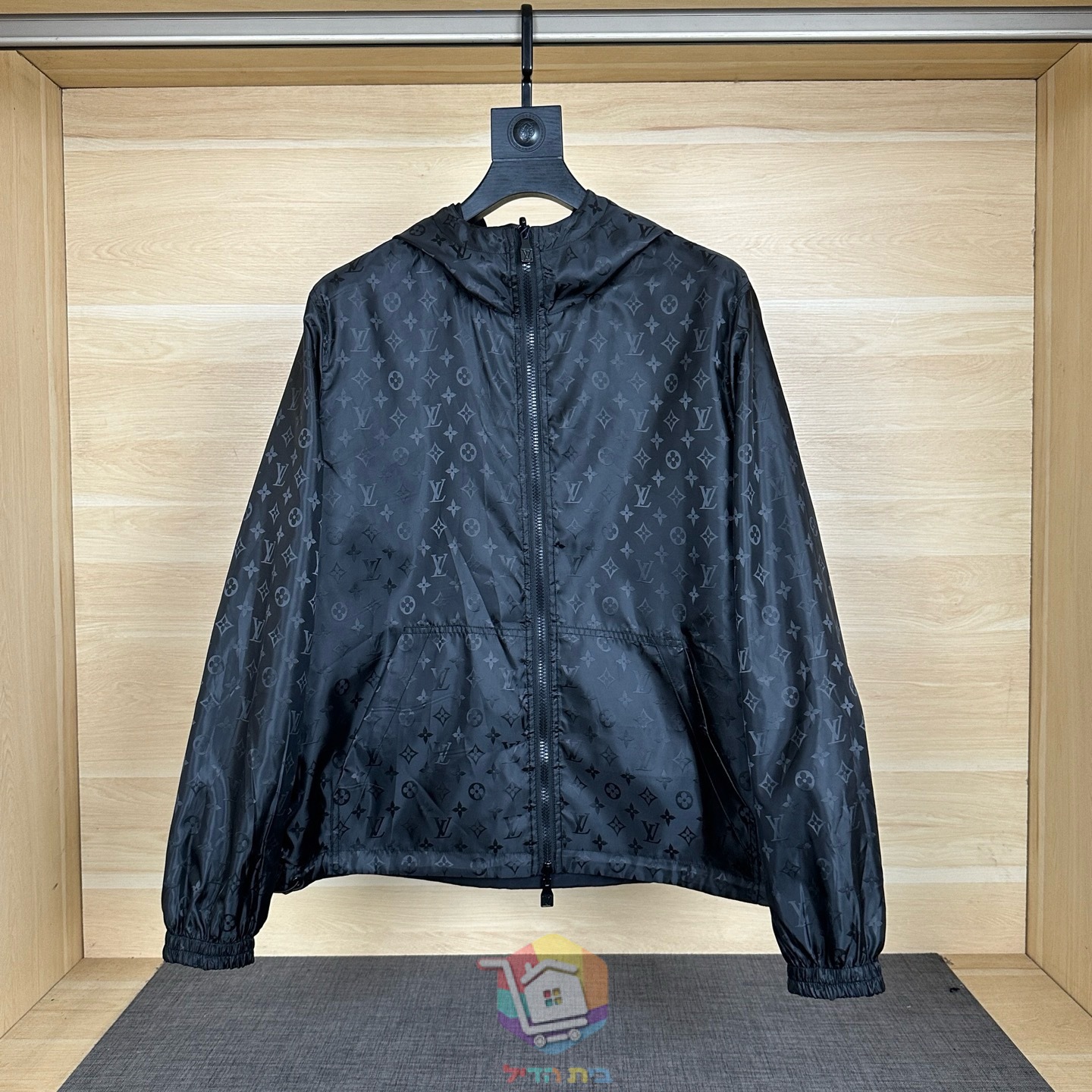Louis Vuitton Wende-Windjacke mit Kapuze und eingewebtem Monogramm, Schwarz
