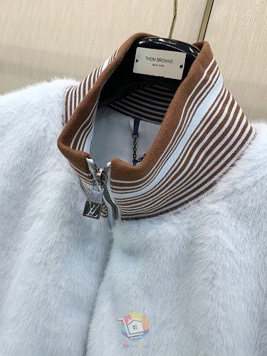 ז'קט פרוותי Louis Vuitton עם רוכסן וצווארון מפוספס, תכלת, תמונה 9